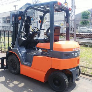 XE NÂNG ĐIỆN TOYOTA NGỒI LÁI 2,5 TẤN